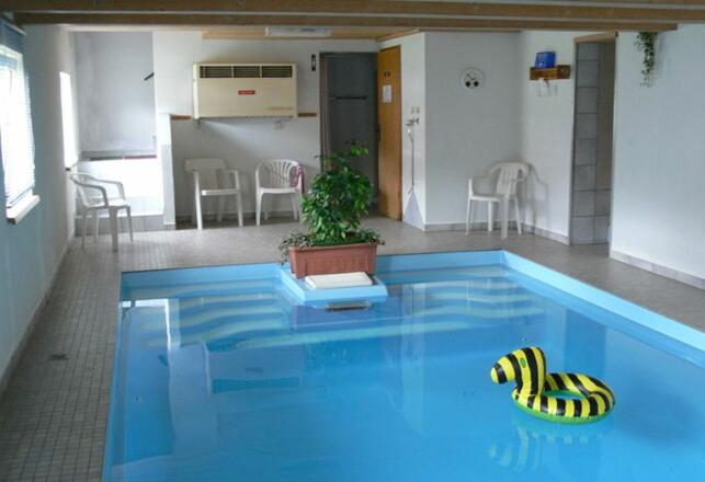 Innenpool:  8m lang, 4m breit, Wassertiefe 1,35m, Jetmassagepumpe