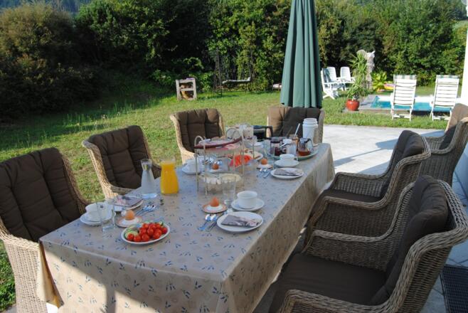 gemütlich Frühstücken auf der Gartenterasse