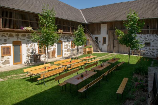 Innenhof mit Bänken