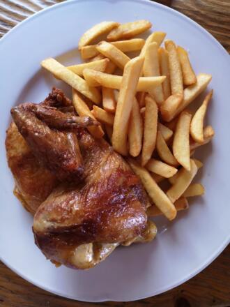 Grillhendl mit Pommes