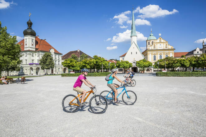 Radler am Kapellplatz in Altötting