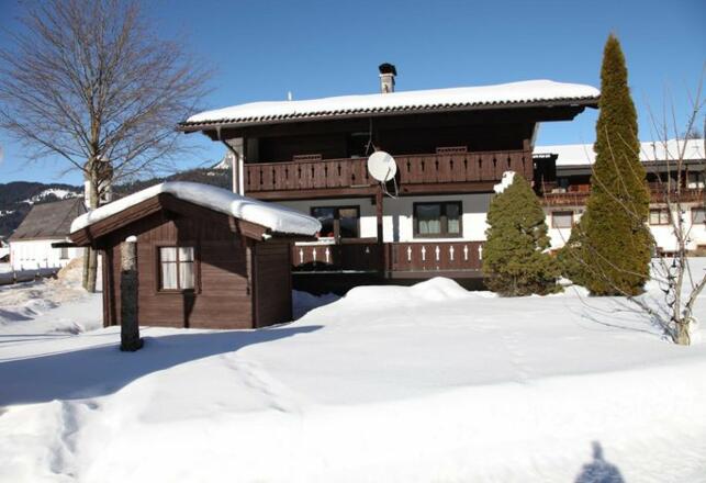 Seitenansicht mit Treppe zum Eingang