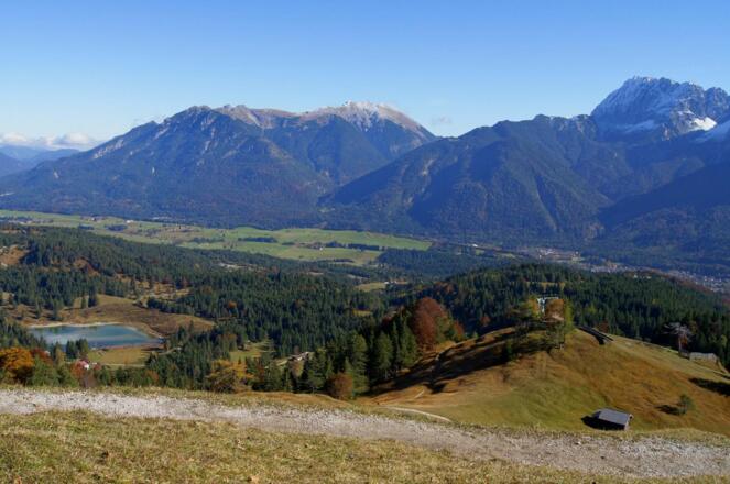 Der vergleichswiese breite Gipfelweg mit Blick zur Soierngruppe