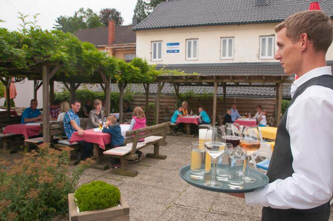 Willkommen im Gastgarten am Fuße der Greinburg.