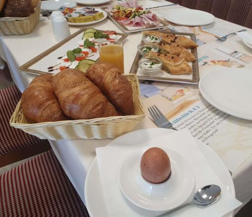 gedeckter Frühstückstisch