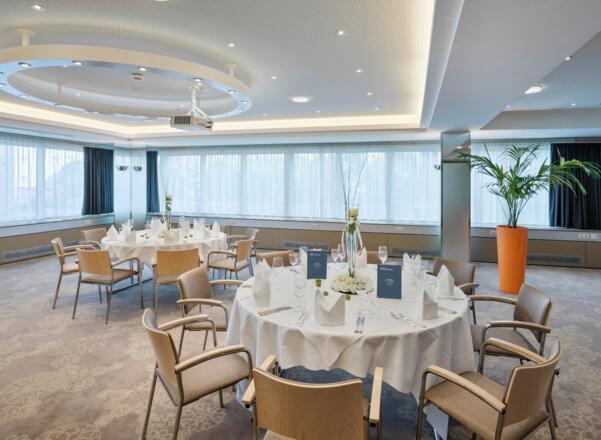 Hotel_Schillerpark_Seminarraum_mit_Hochzeits_Setup (1)