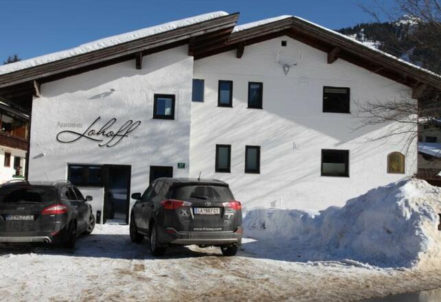 Front mit Blick auf Garagen