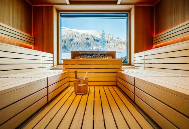 Die beiden Saunen im obersten Stock bieten neben Erholung auch einen besonderen Ausblick auf die verschneite Winterlandschaft