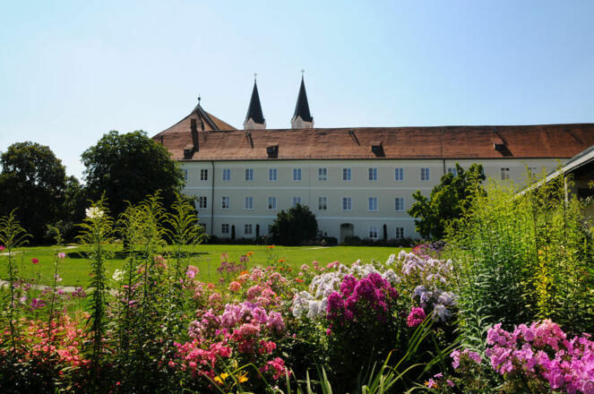 Kloster Gars mit Blumengarten