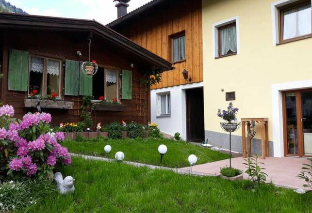 Haupt- und Gartenhaus mit Grillmöglichkeit