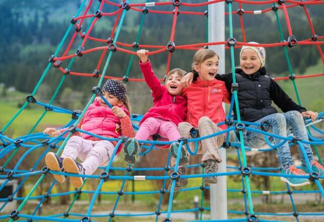 Unser Außenspielplatz bietet genug Abwechslung und Herausforderungen für unsere Lieblinge.