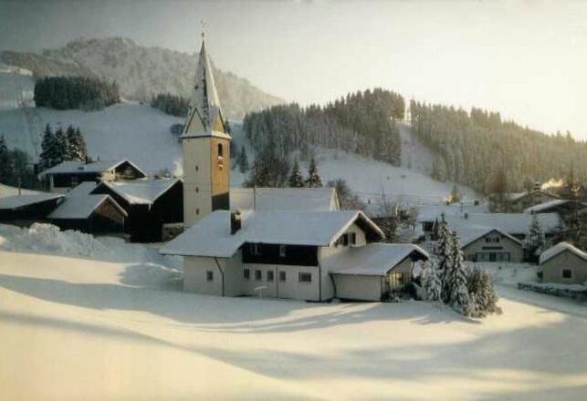 Kirche Maria-Namen im Winterkleid...