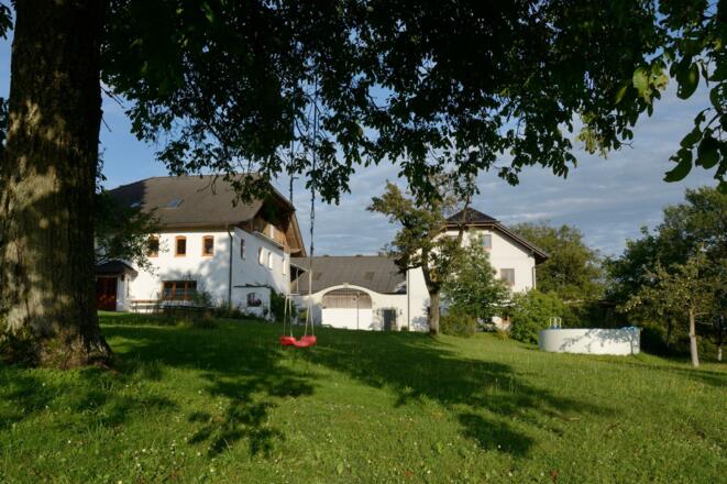 Blick vom Garten zum Hof