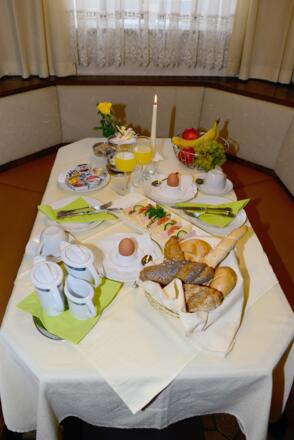 Schön gedeckter Frühstückstisch