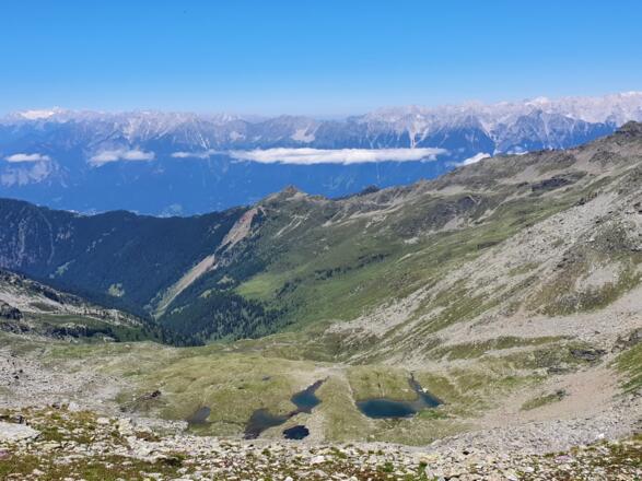 Tiefblick auf die blauen Seen