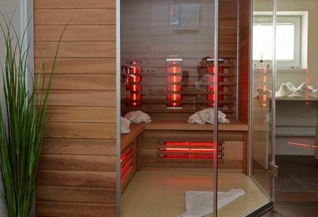 Hausansicht mit Zug zum Vilsalpsee