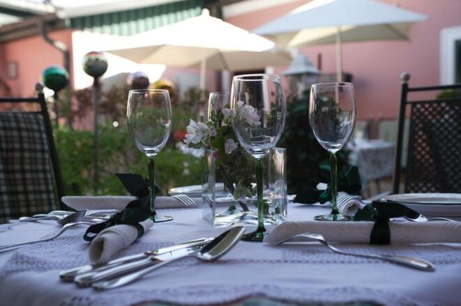 Gastgarten im Innenhof - guten Appetit