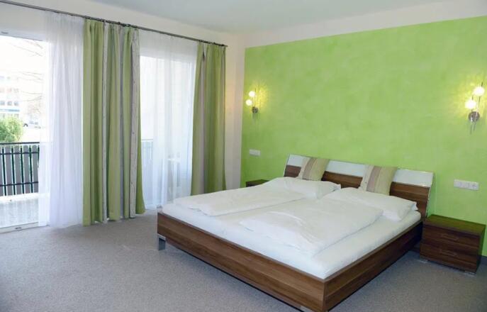 Zimmer mit Balkon