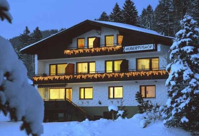 Schritte die im Schnee knirschen und klare kalte Winterluft, malerische Landschaften und fröhliche Menschen ... bis bald im HUBERTUSHOF!