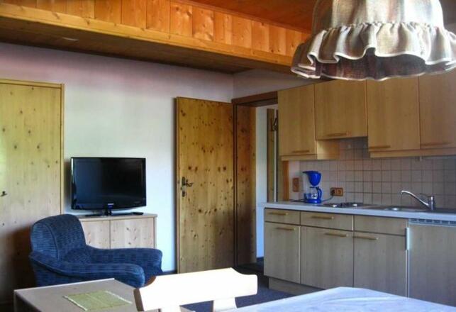 Wohn- & Schlafraum in der Ferienwohnung mit Balkon