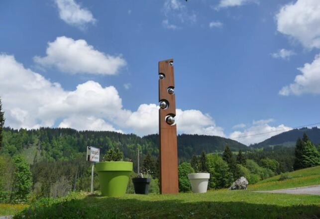 Eingangsbereich 2: unsere Stele erfreut uns selbst auch immer wieder