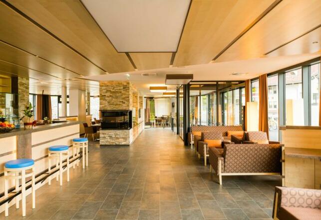 Unsere Lobby/Bar ladet mit den Panoramafenstern zum verweilen ein.