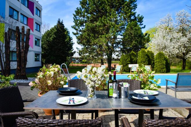 Ibis Styles Linz Poolterrasse
