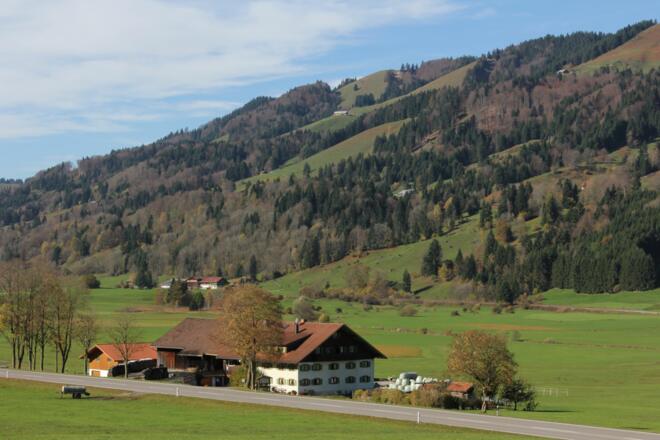 Der Höhenzug vom Tal aus