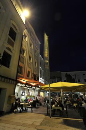Hotel mit Gastgarten bei Nacht