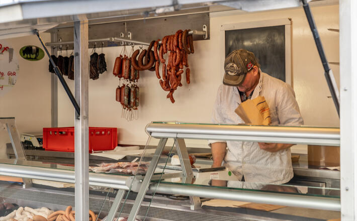 Wurstwaren beim Wochenmarkt