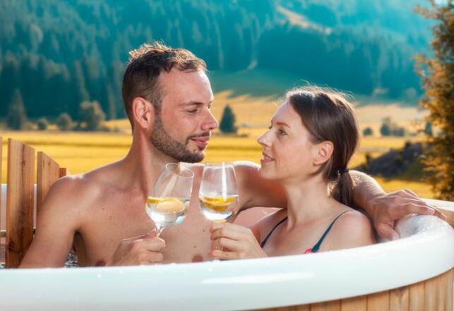 mit Holz beheizter Whirlpool