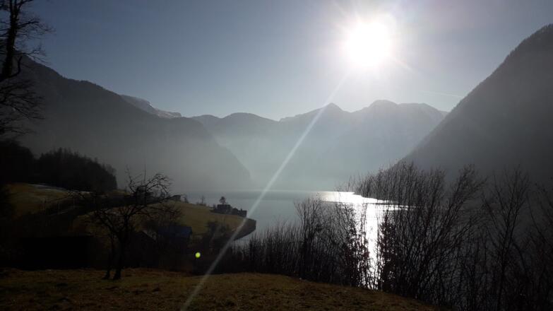 Ausblick vom Haus Bergkristall auf den Hallstättersee zur Seeuferstraße