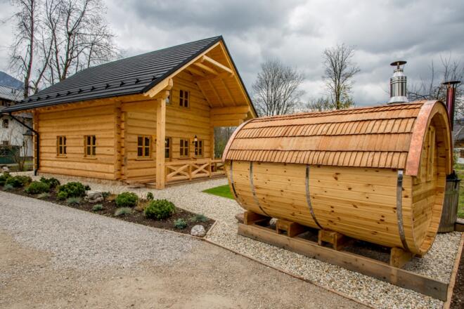 Hausfront mit Holz