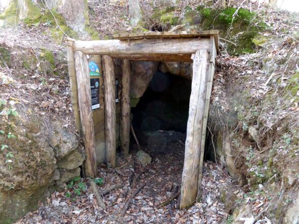 Der frei zugängliche Schurfbau Lehen nahe der Wegabzweigung zum Buchbergkircherl.
