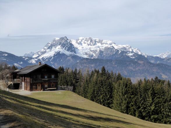 Der Hof Zinkerl mit dem Hochkönig im Hintergrund liegt ungefähr auf der halben Wegstrecke.