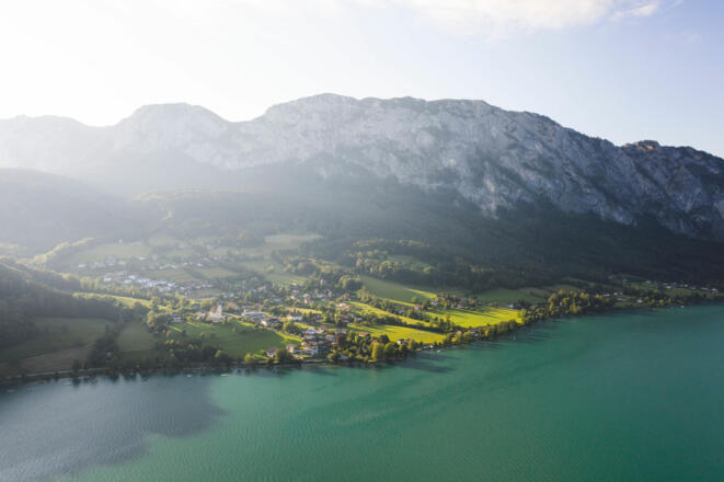 Luftaufnahme von Steinbach am Attrsee mit Höllengebirge