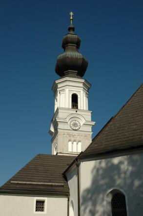 Kirche mit Ortszentrem von Faistenau