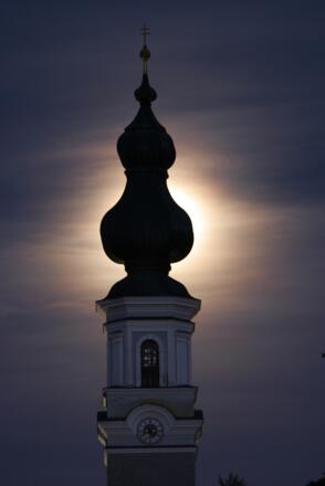 Kirche im Schatten der 1000-jährigen Linde