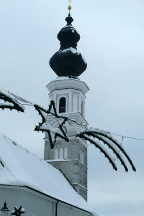 Kirche im Schatten der 1000-jährigen Linde
