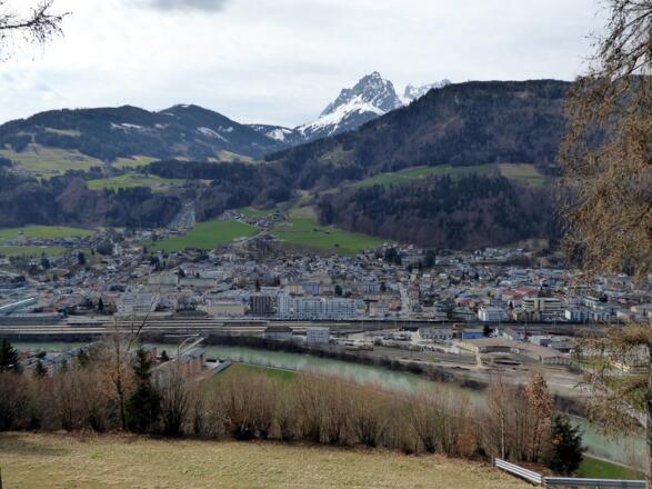Der Blick auf den Bahnhof Bischofshofen, die Sprungschanze und das Hochkönigmassiv.