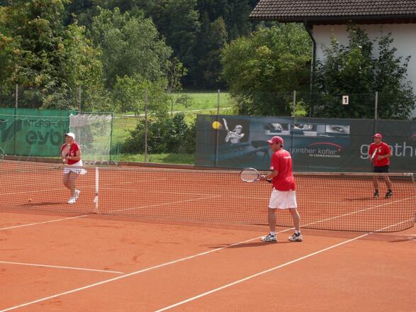 Tennis spielen auf den 3 schönsten Tennisplätze am Fuße des Kugelbergs