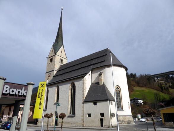 Vor der Kirche in Hüttau zweigt die Zufahrt zur Kupferzeche in den Larzenbachgraben nach rechts ab.