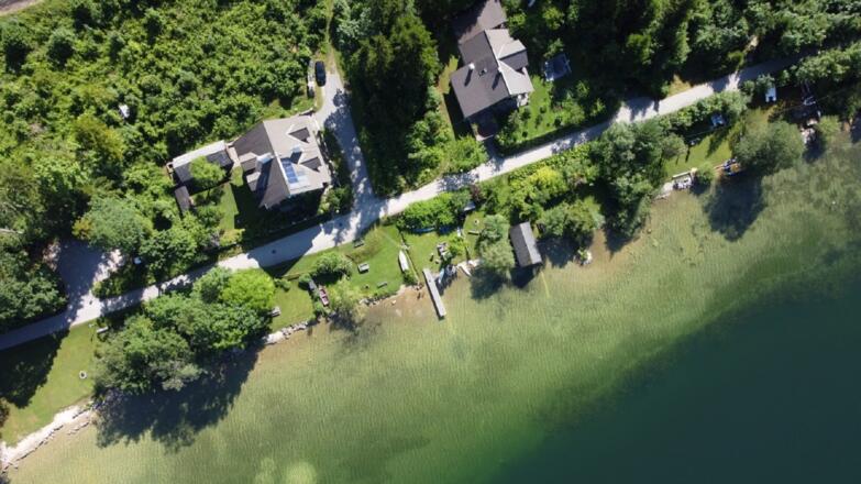 Schiff am Hallstättersee im Winter