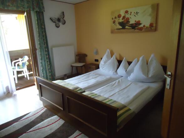 Doppelzimmer mit Balkon und Kochnische