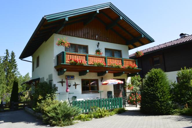 Schlafzimmer mit Gitterbett