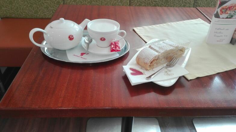 Kaffee mit Apfelstrudel