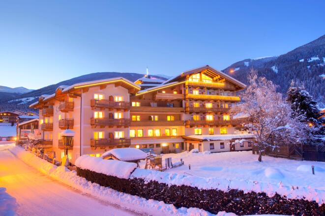 Zirbenhotel Steiger bei Nacht