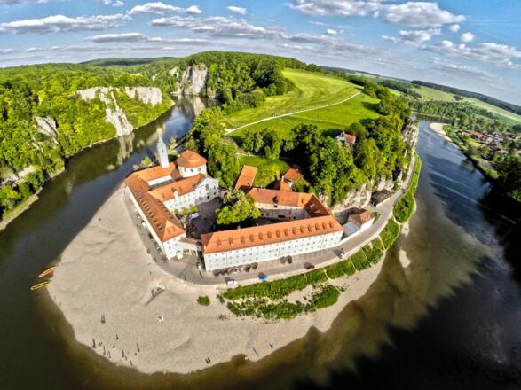 Blick auf das Kloster Weltenburg und den Donaudurchbruch bei Kelheim