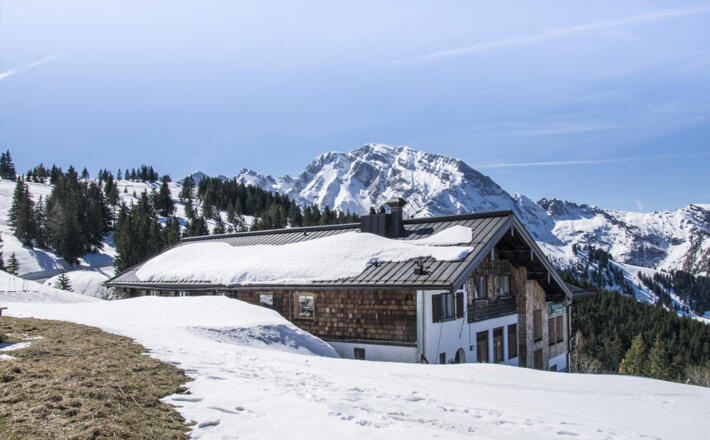 Die Rossfeld Skihütte im Frühling