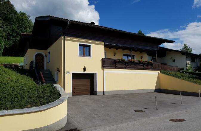Gebäudeansicht und Parkplätze